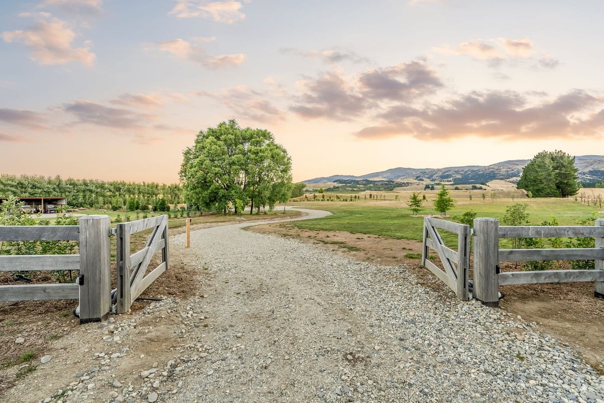 624 Ballantyne Road, WANAKA - Carousel 2