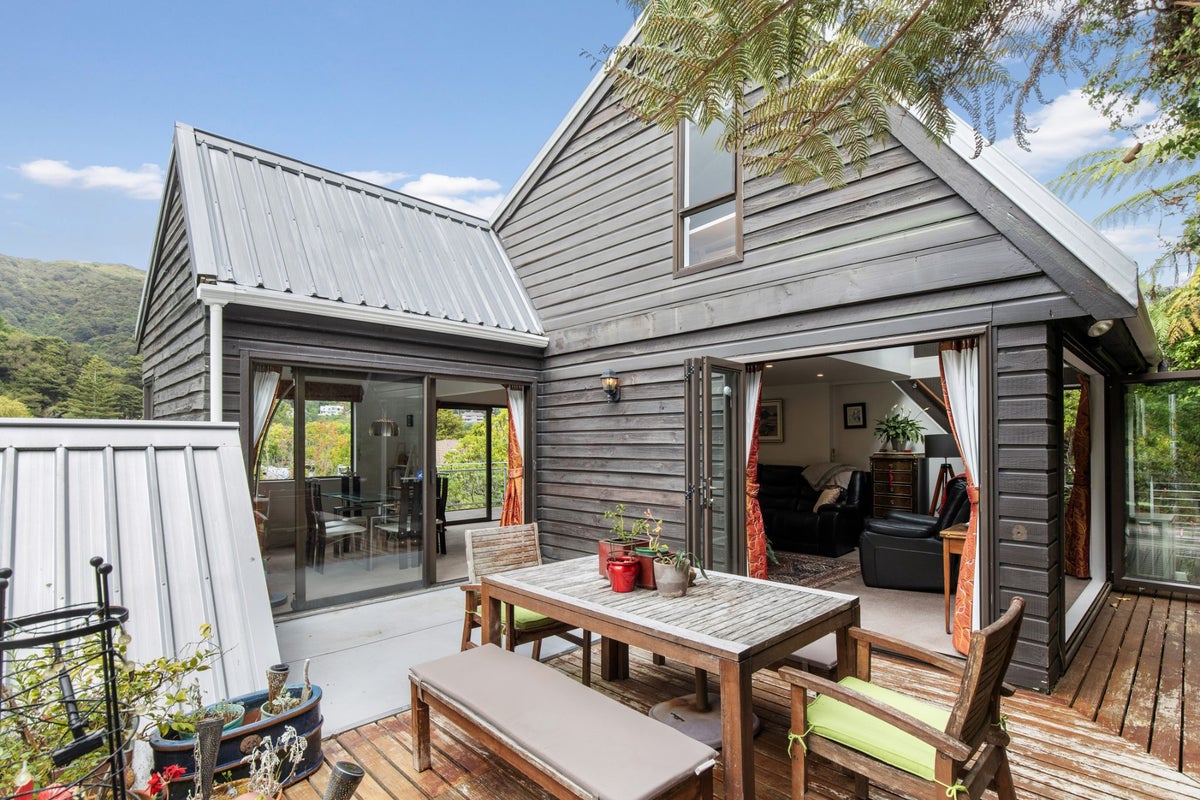 4 Lady Bell Grove, Lowry Bay, Lower Hutt - Carousel 1