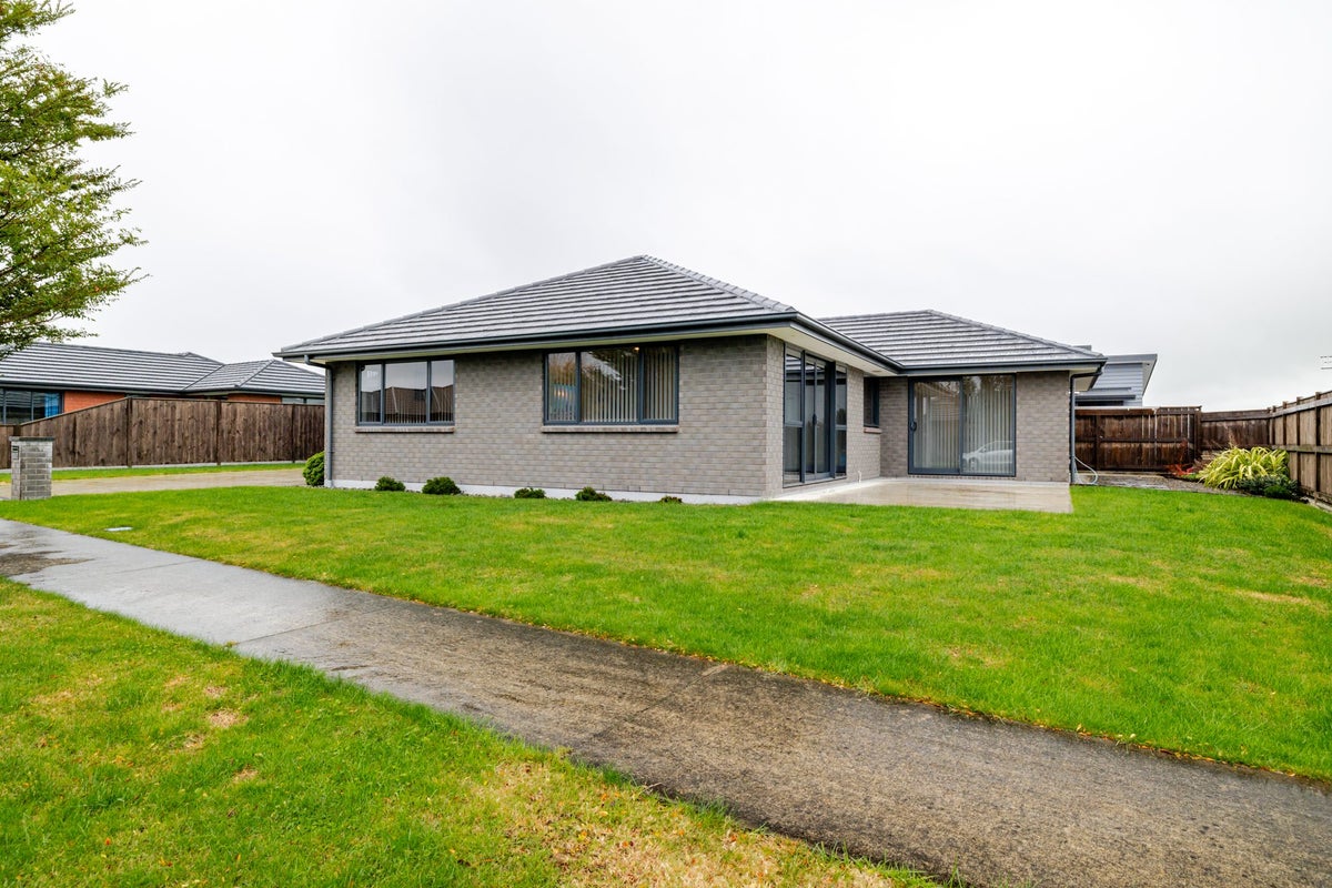 24 Cyprus Place, Fitzherbert, Palmerston North - Carousel 17
