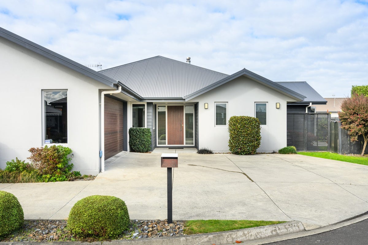 24 Liberty Grove, Kelvin Grove, Palmerston North - Carousel 29