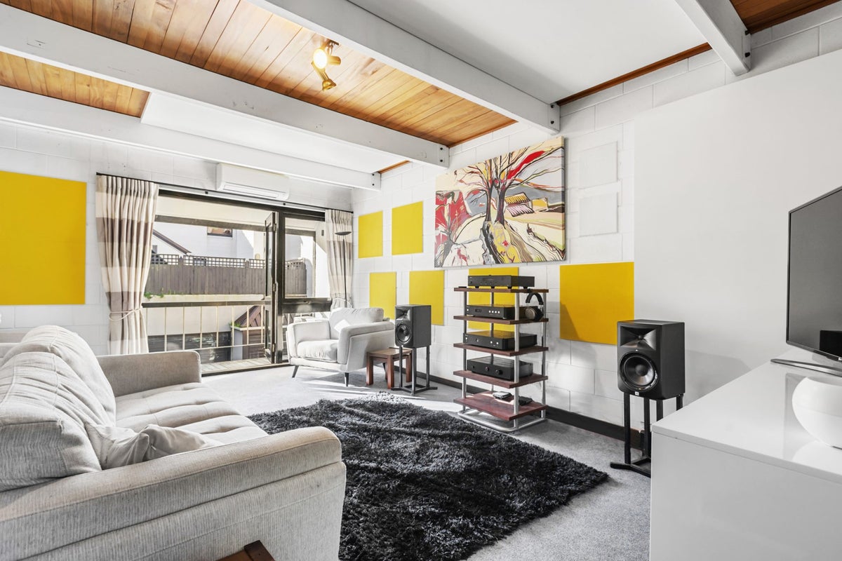 14/10 Pitarua Street, Thorndon, Wellington - Carousel 1