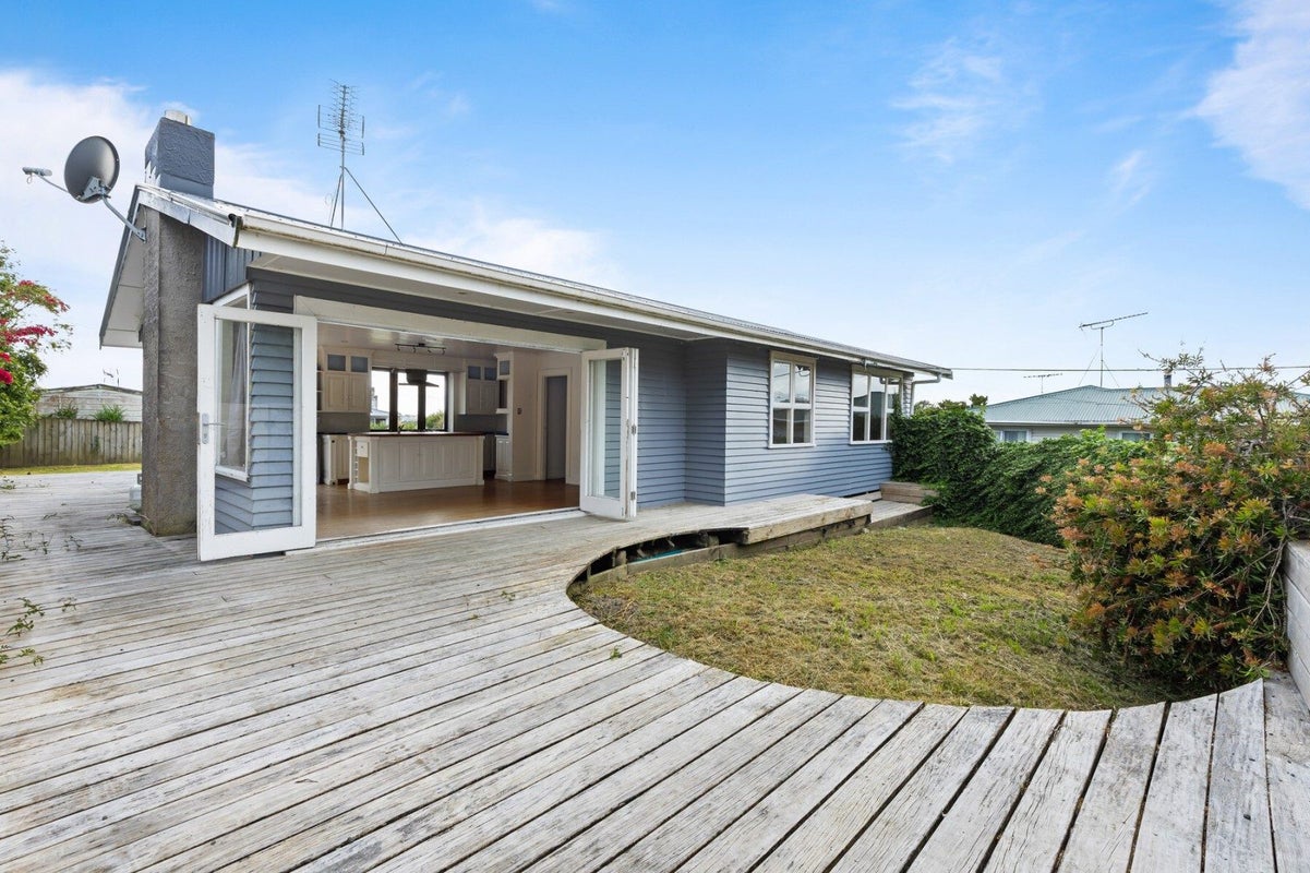 44 Pine Avenue, Henderson, Auckland - Carousel 1