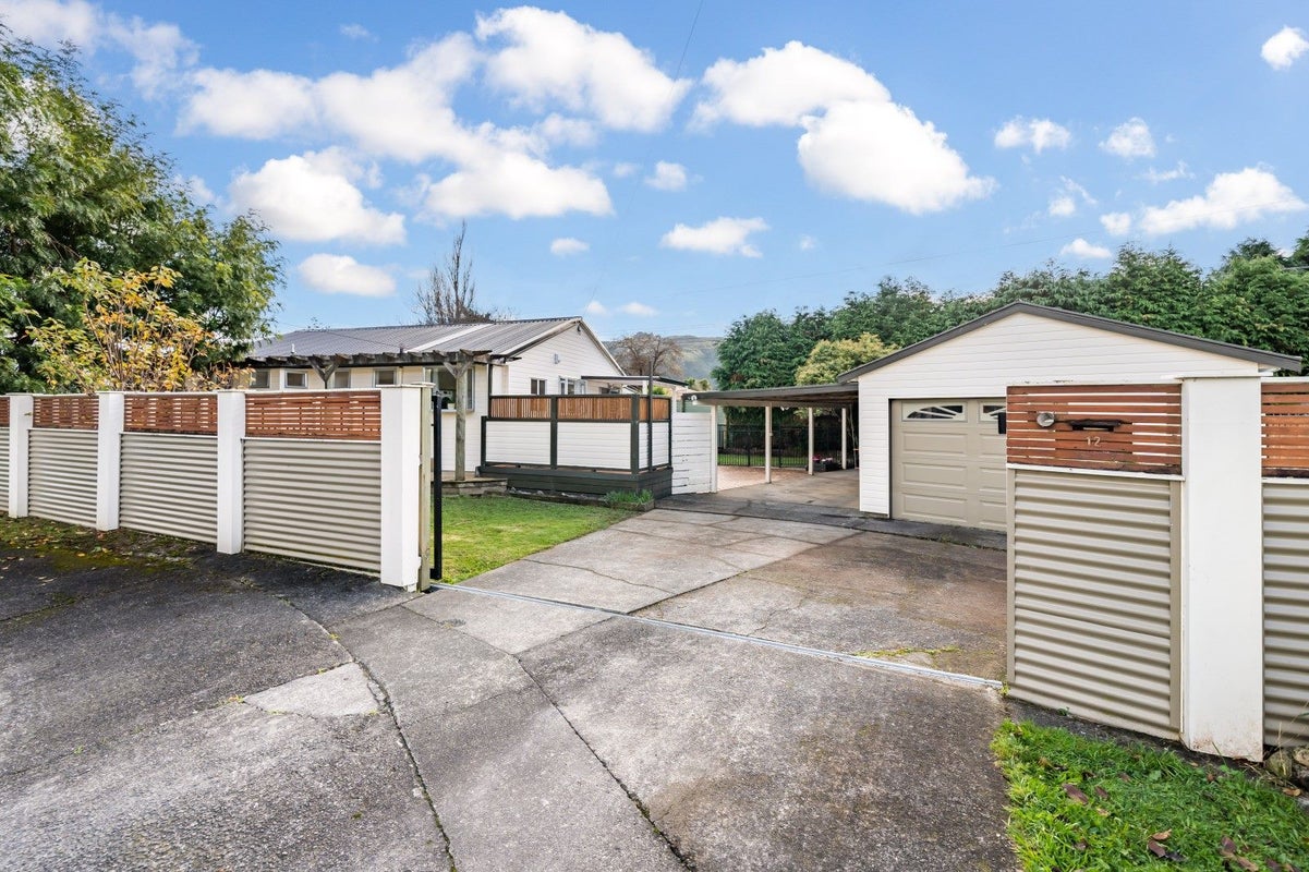 12 Coates Grove, Silverstream, Upper Hutt - Carousel 16
