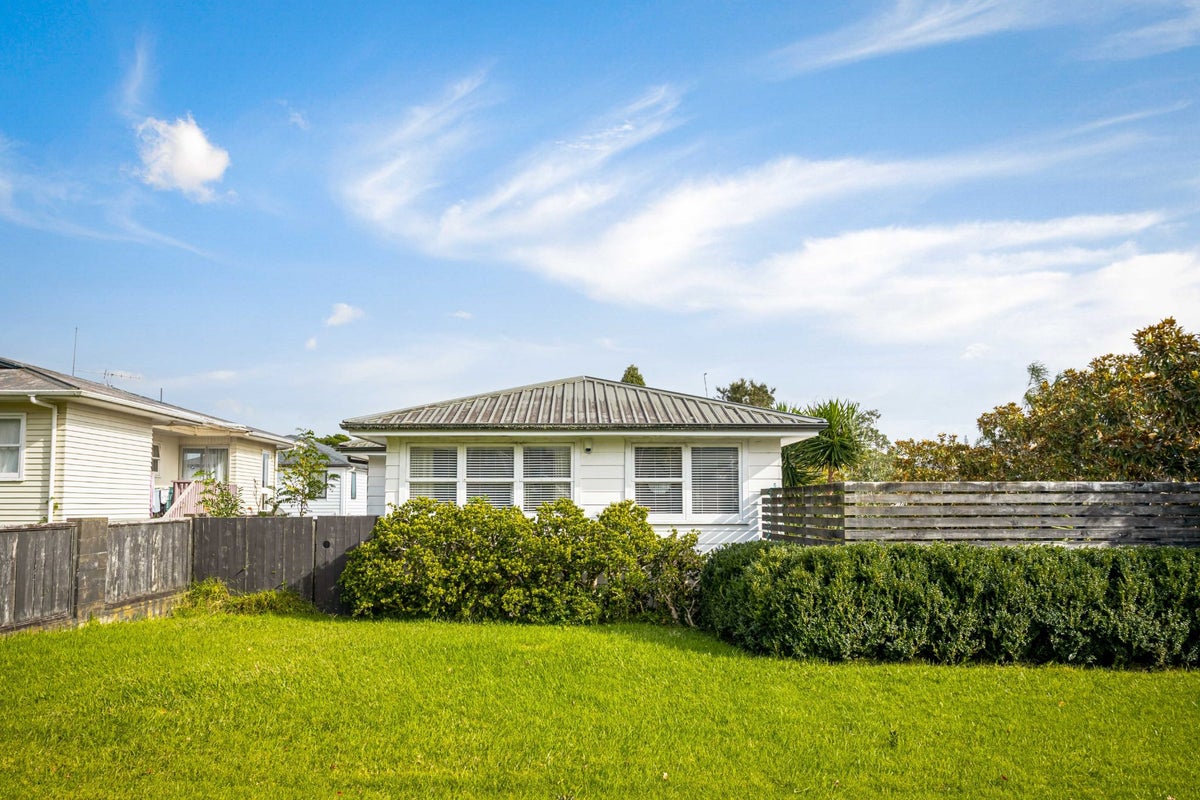 14 Thomas Avenue, Te Atatu Peninsula, Auckland - Carousel 1