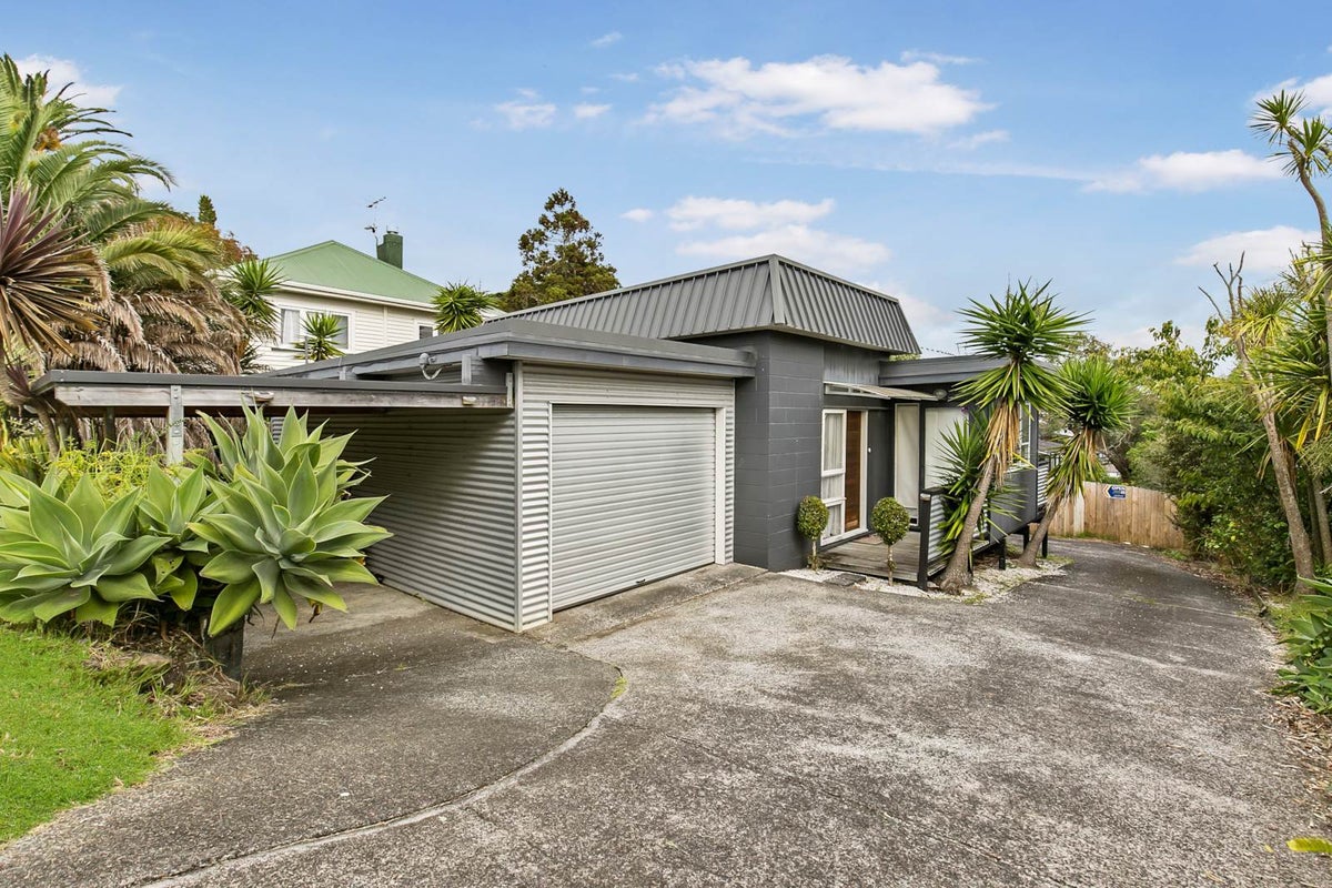 1/612 Beach Road, Browns Bay, Auckland - Carousel 1