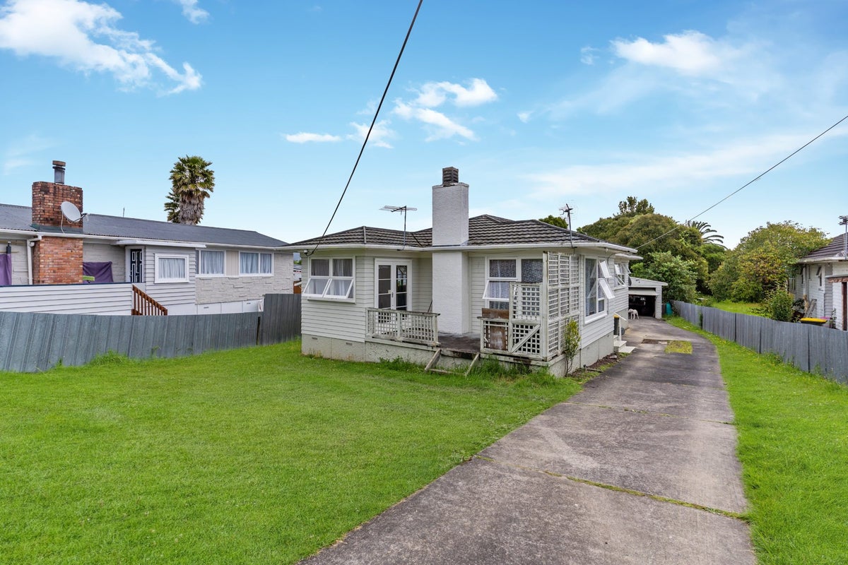 121 Vodanovich Road, Te Atatu South, Auckland - Carousel 1