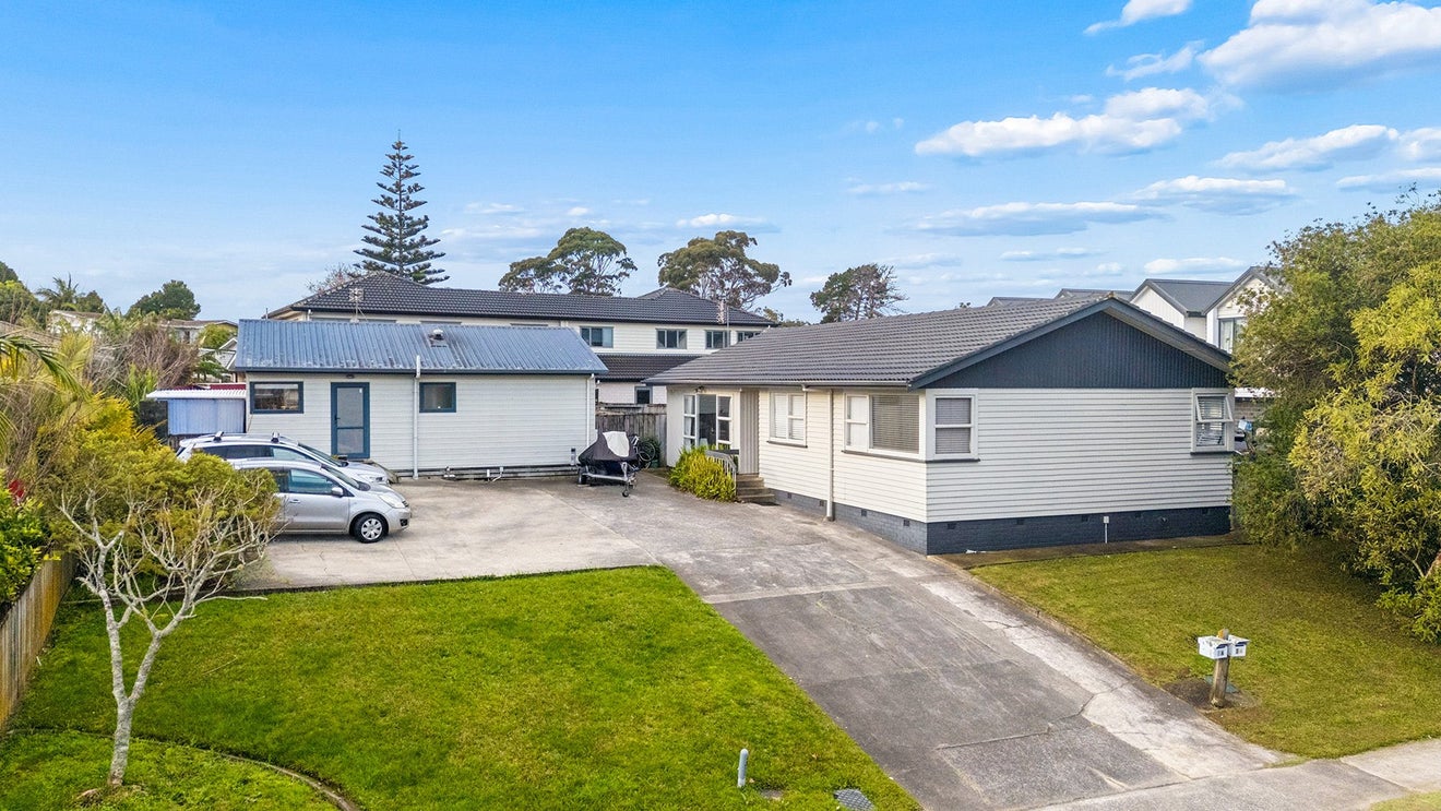 5 Okataina Street, Pakuranga Heights, Auckland - Carousel 1