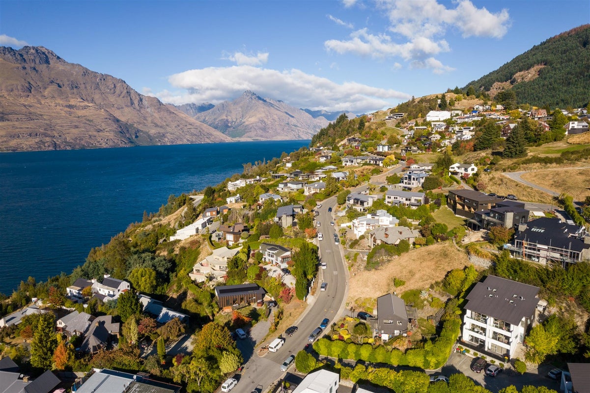 6 Aspen Grove, Fernhill, Queenstown - Carousel 2