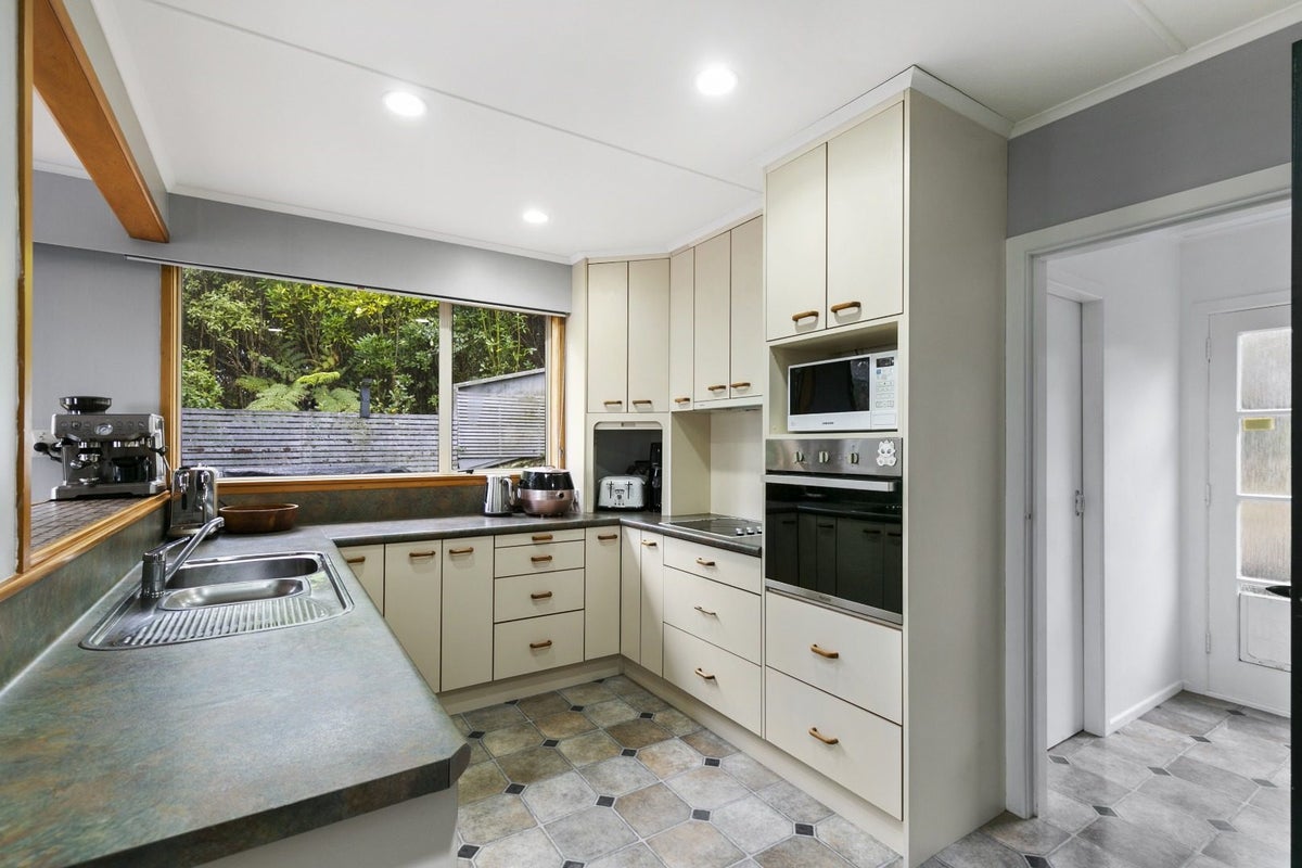 51 Turville Crescent, Newlands, Wellington - Carousel 2