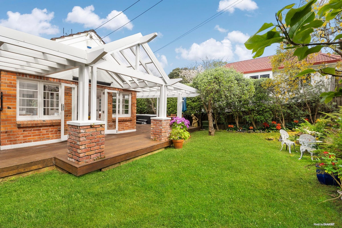 28 Aroha Avenue, Sandringham, Auckland - Carousel 1