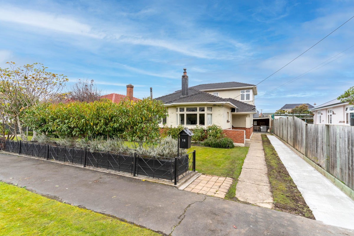 16 Wycolla Avenue, Saint Clair, Dunedin - Carousel 1