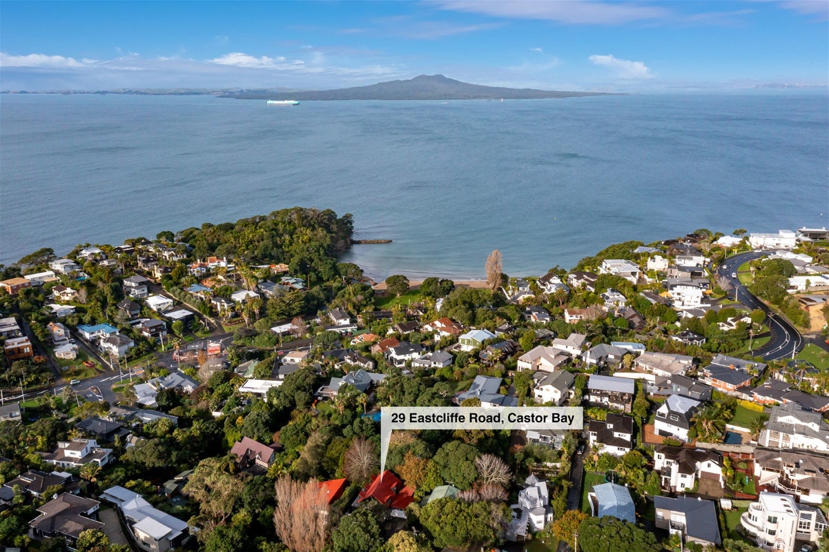 29 Eastcliffe Road, Castor Bay, Auckland - Carousel 1