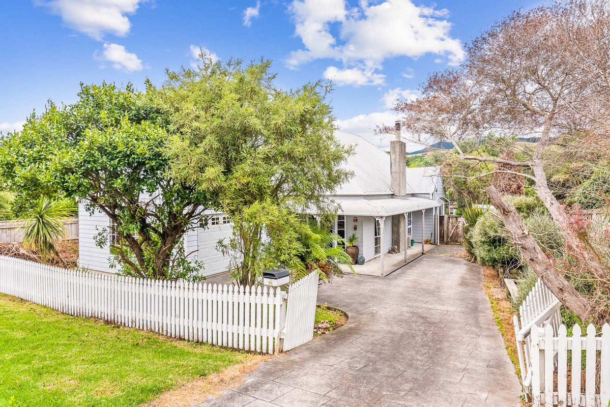 39 Dale Road, Raumati South, Paraparaumu - Carousel 1