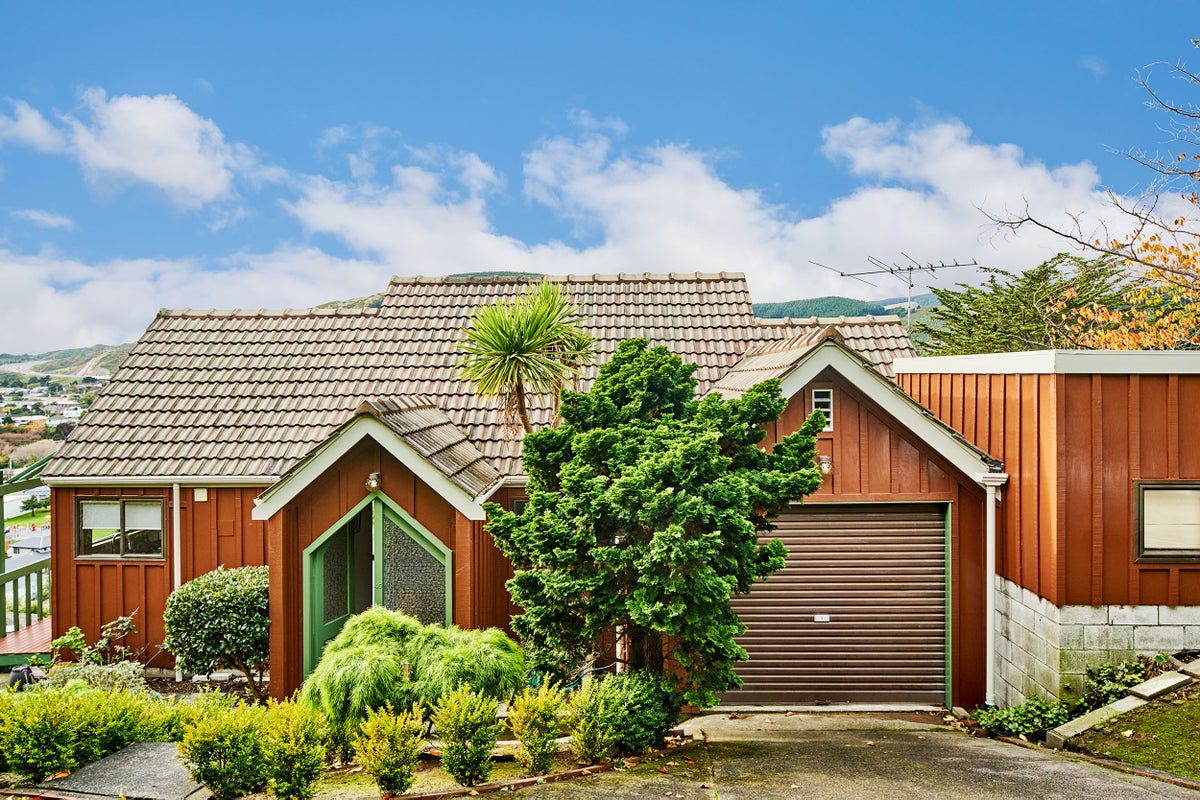 45 Fyvie Avenue, Tawa, Wellington - Carousel 1