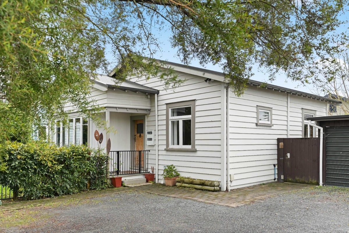 10 Matai Street, Maeroa, Hamilton - Carousel 2