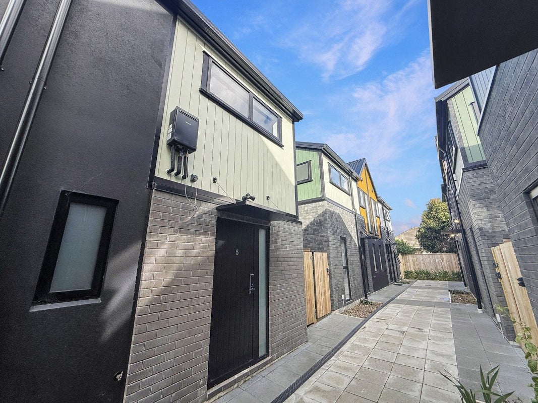 5/6 Victoria Street, Ebdentown, Upper Hutt - Carousel 1