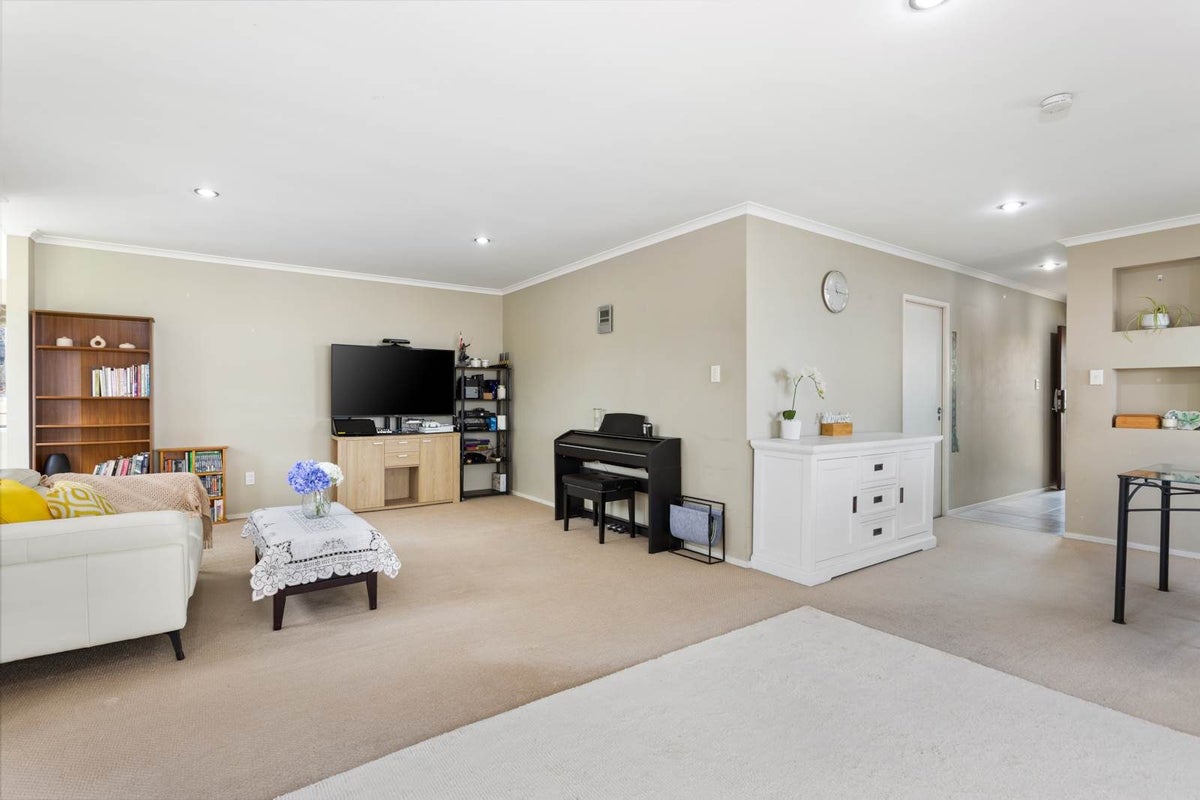 131 Fernhill Way, Oteha, Auckland - Carousel 1
