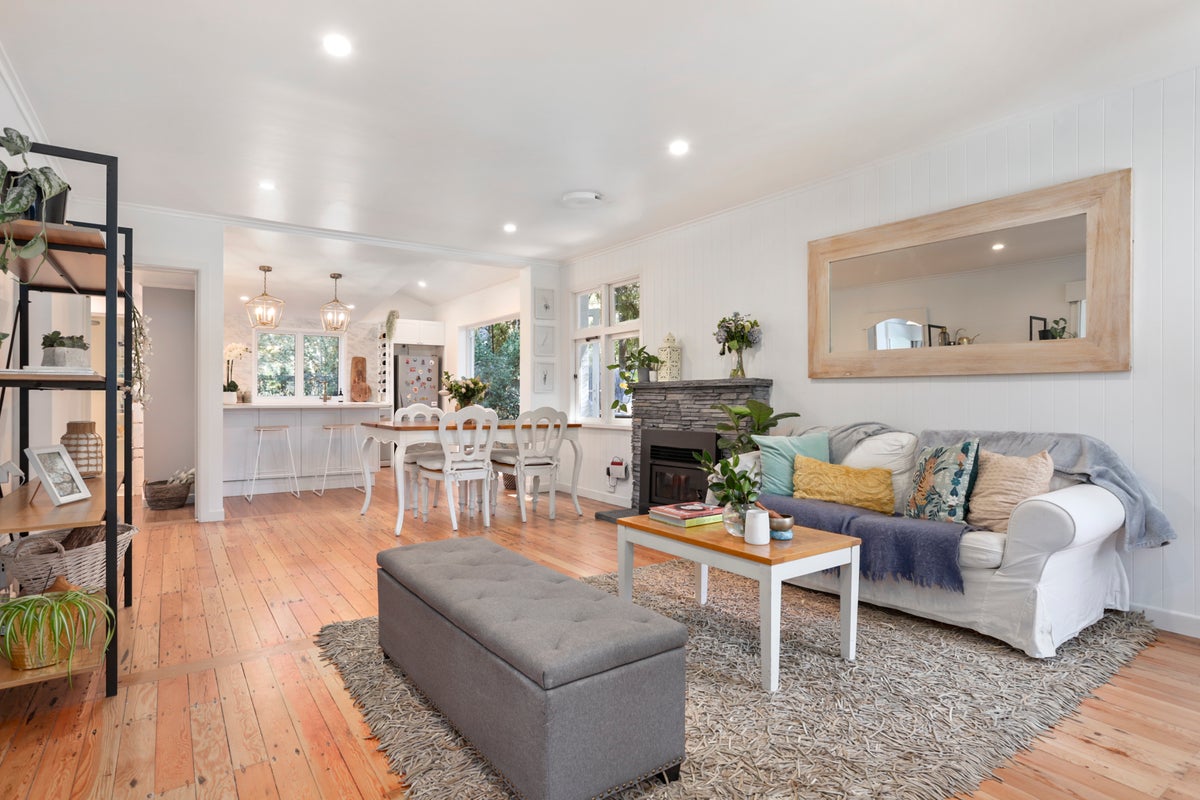 2 Minnehaha Avenue, Titirangi, Auckland - Carousel 2