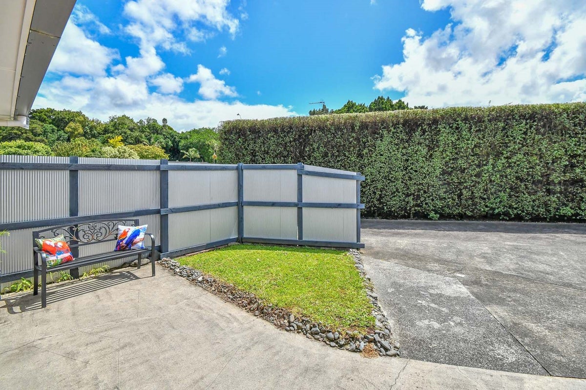 30 Callis Avenue, Opaheke, Papakura - Carousel 16