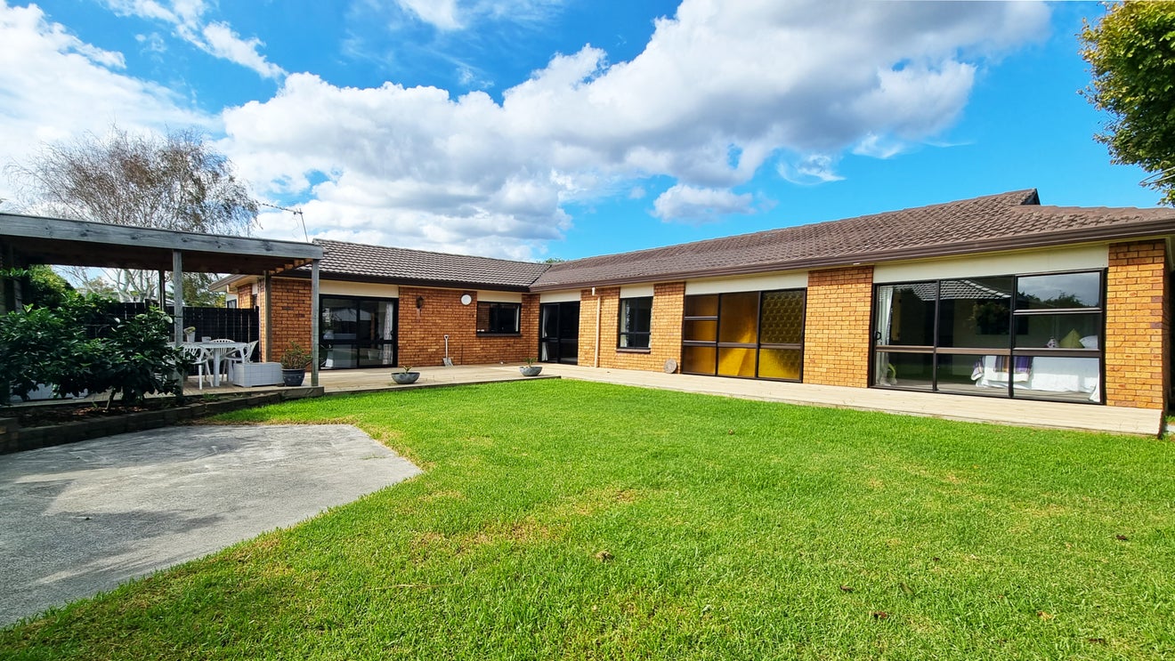 5 Peridot Place, Conifer Grove, Takanini - Carousel 1