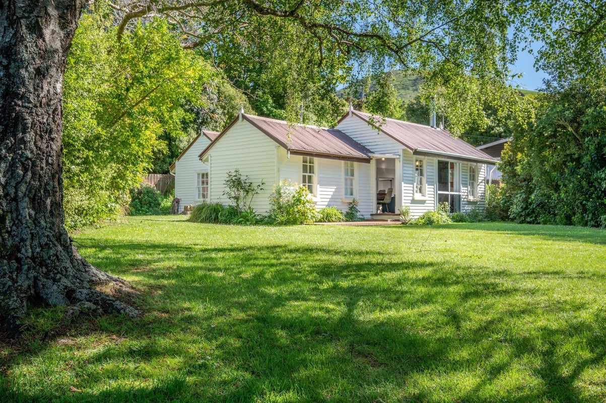 4 Cemetery Road, Wainui, French Farm - Carousel 2