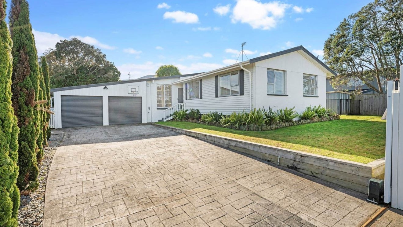 7 Redwood Drive, Massey, Auckland - Carousel 1