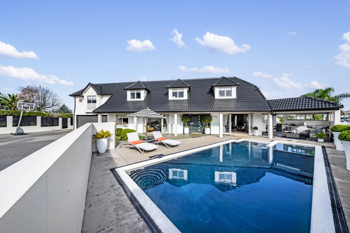 25 Pyatt Crescent, Saint Johns, Auckland - Carousel 1