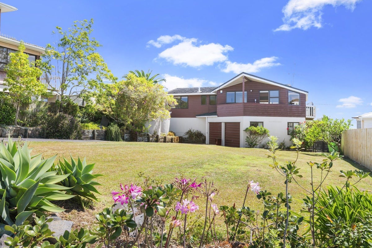 1042 Whangaparaoa Road, Tindalls Beach, Whangaparaoa - Carousel 2