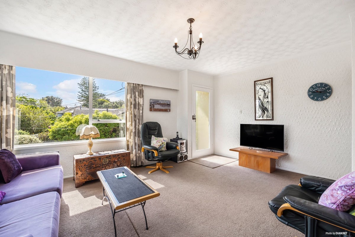 1/70 Cliff View Drive, Green Bay, Auckland - Carousel 1