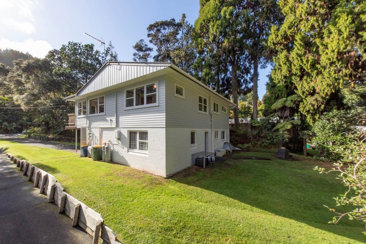 32 Waima Crescent, Titirangi, Auckland - Carousel 2