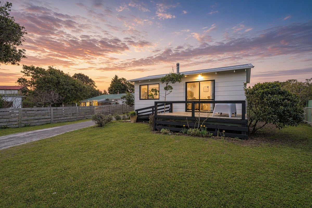 4 Forest Road, Waitarere Beach, Levin - Carousel 1