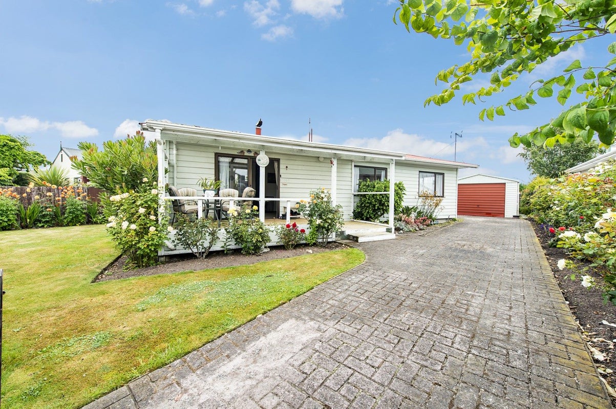 22 Seadown Crescent, Amberley, Amberley - Carousel 1