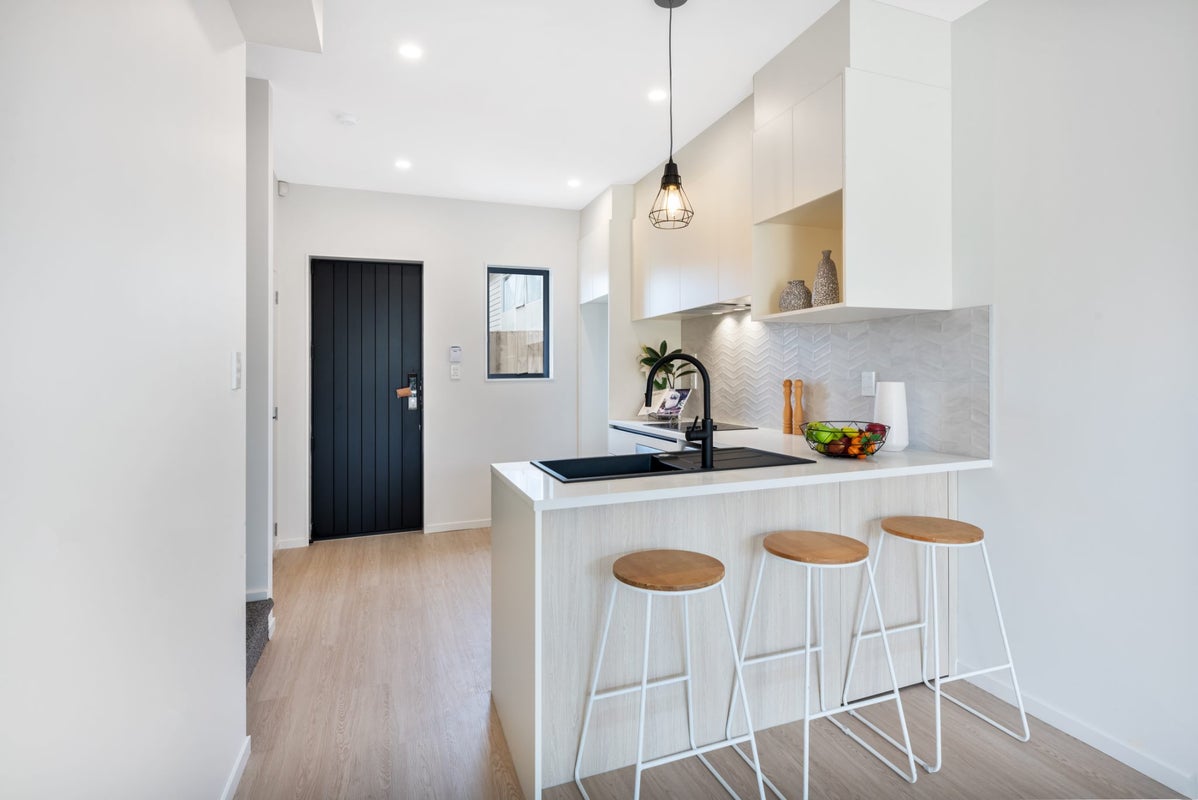 6/285 Te Atatu Road, Te Atatu South, Auckland - Carousel 1