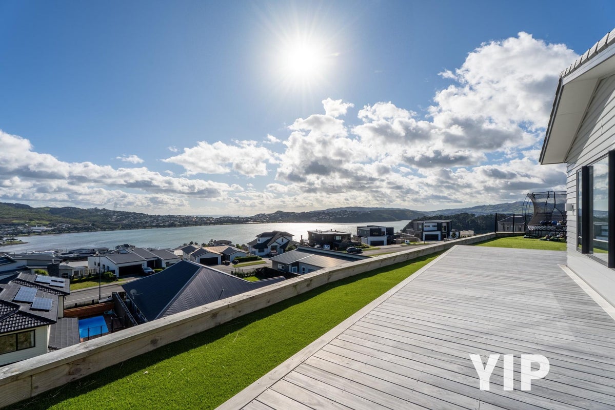 10 Okupe Grove, Aotea, Porirua - Carousel 1