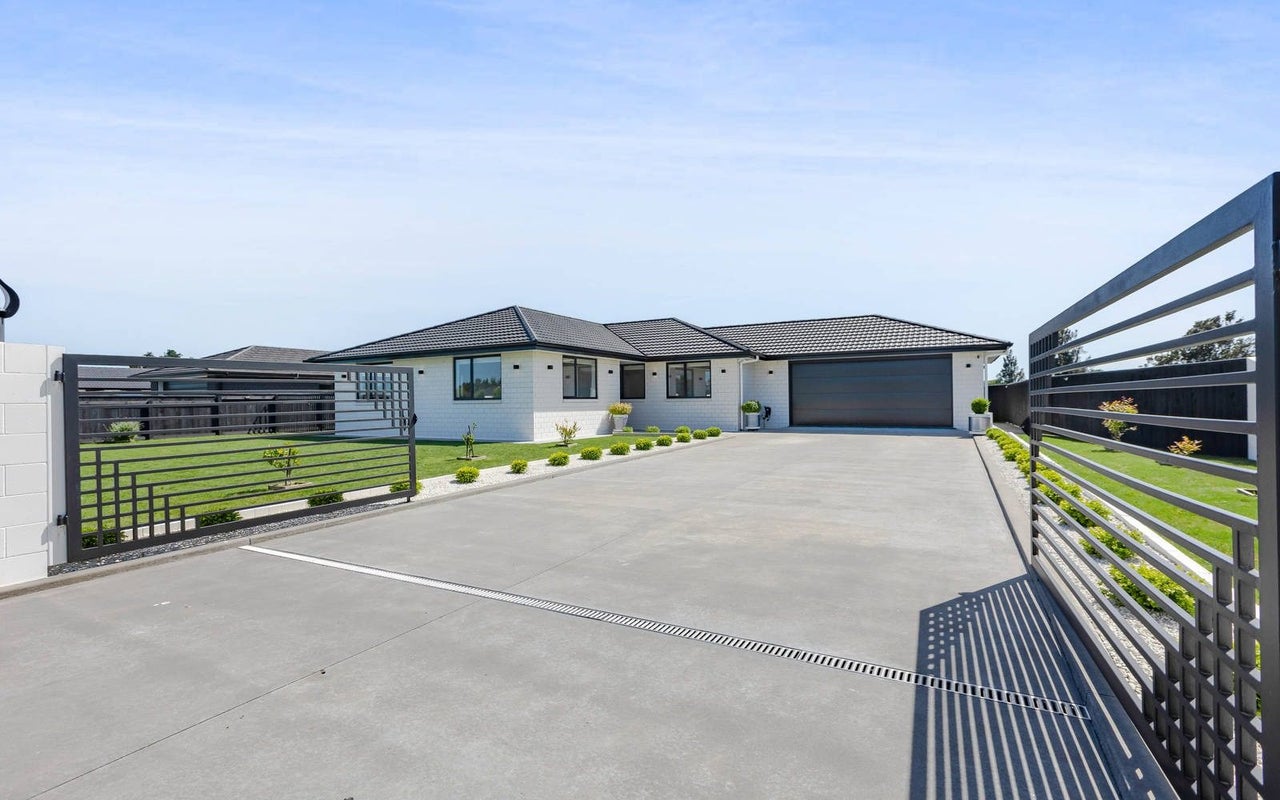 26 Honeyfield Drive, Whalers Gate, New Plymouth - Carousel 1