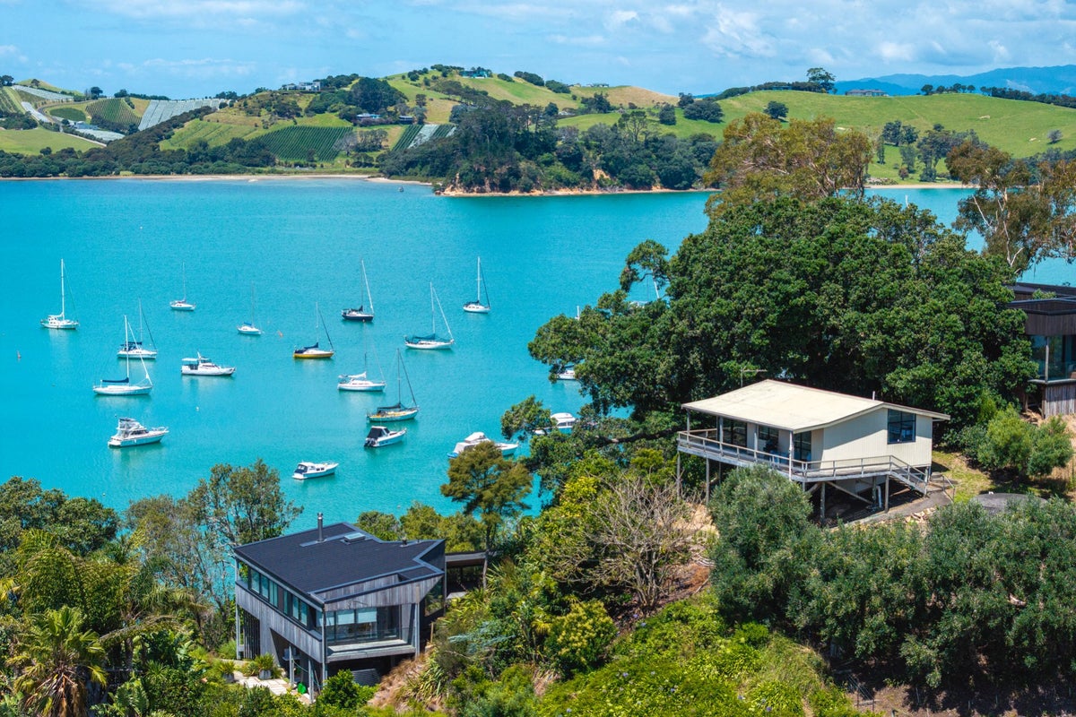 6 Pohutukawa Avenue, Ōmiha, Waiheke Island - Carousel 1