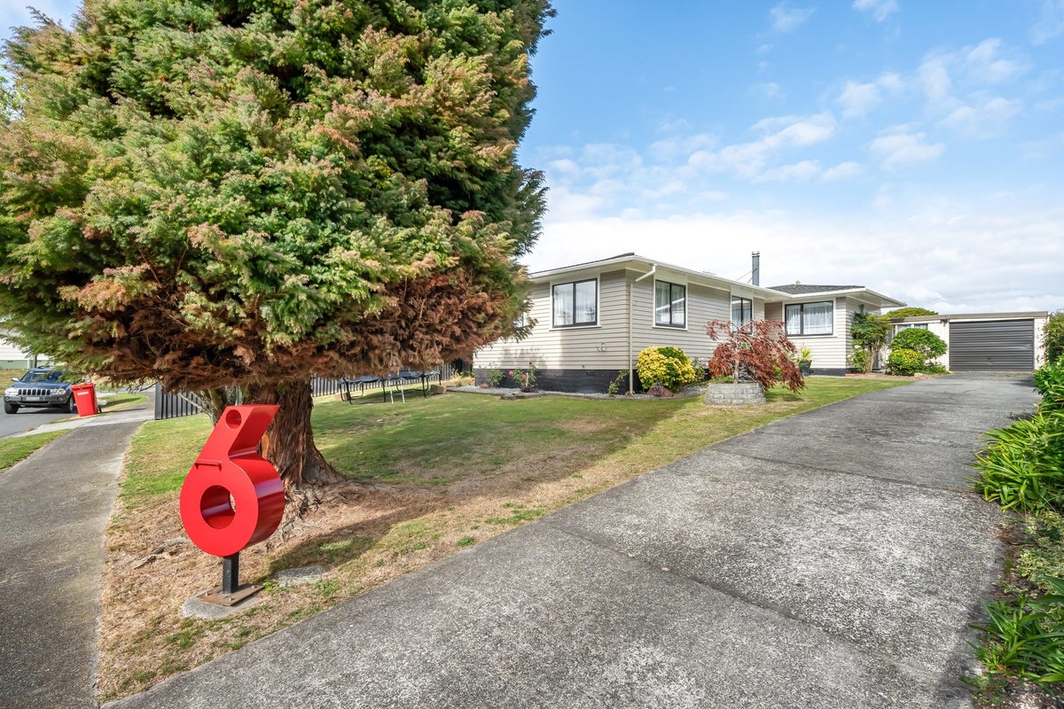 6 Topeka Grove, Totara Park, Upper Hutt - Carousel 1
