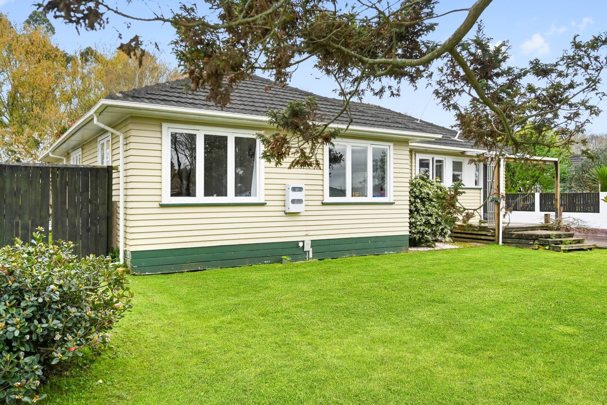69 Montgomery Crescent, Bader, Hamilton - Carousel 1