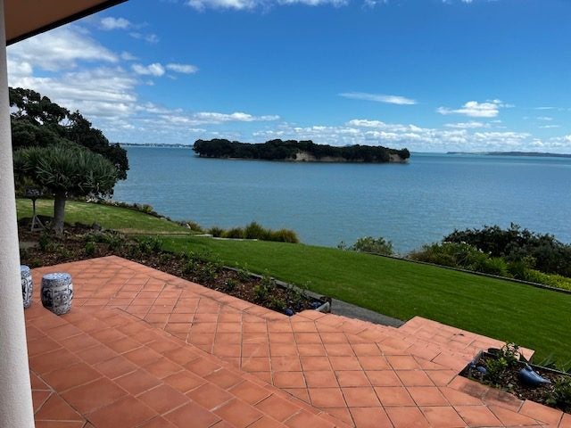31 Hawke Crescent, Beachlands, Auckland - Carousel 1