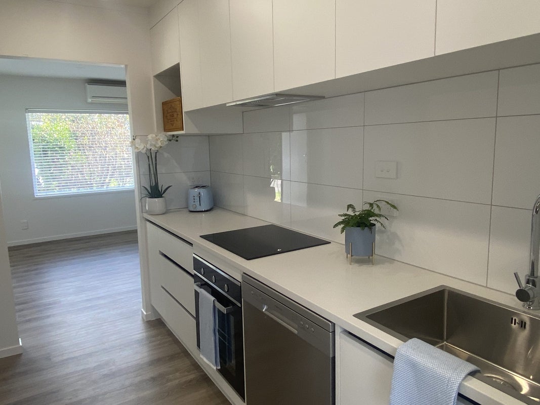 2/13 Brixton Road, Balmoral, Auckland - Carousel 1