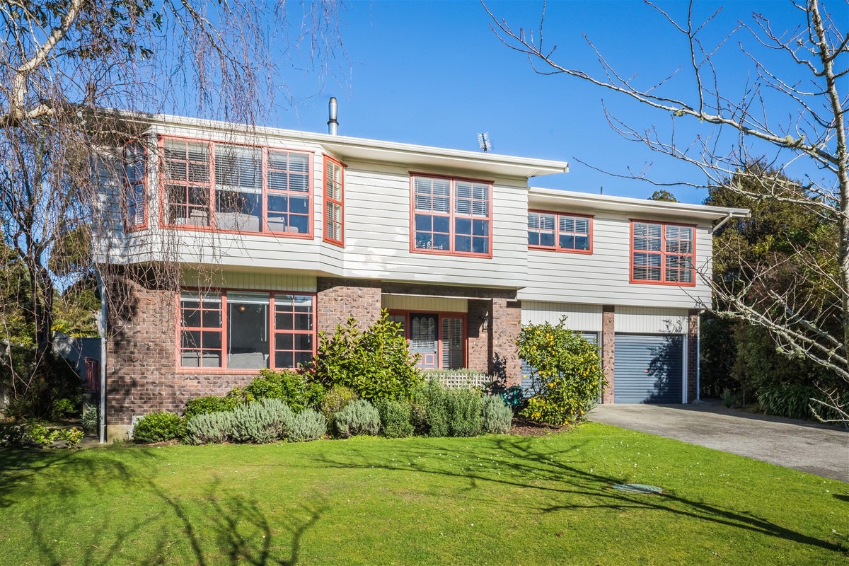 12 Balliol Drive, Tawa, Wellington - Carousel 25