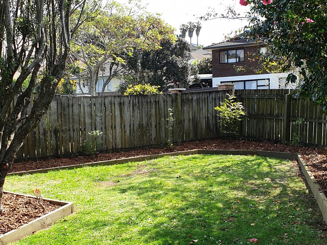 2/2 Channing Crescent, Botany Downs, Auckland - Carousel 12