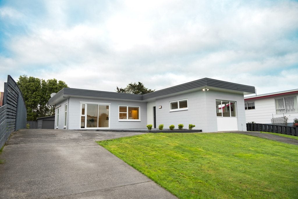 17 Fernleigh Avenue, Waiuku, Waiuku - Carousel 1