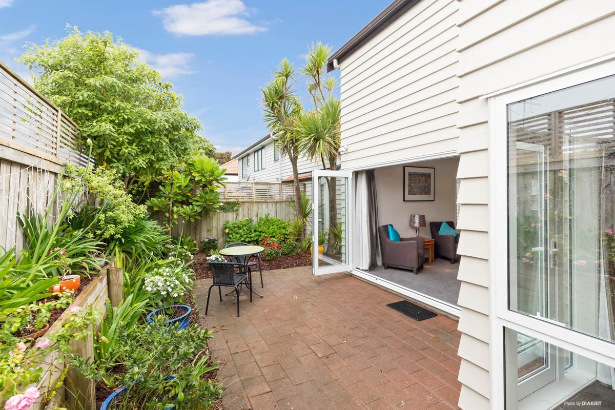 19 Dallinghoe Crescent, Milford, Auckland - Carousel 2
