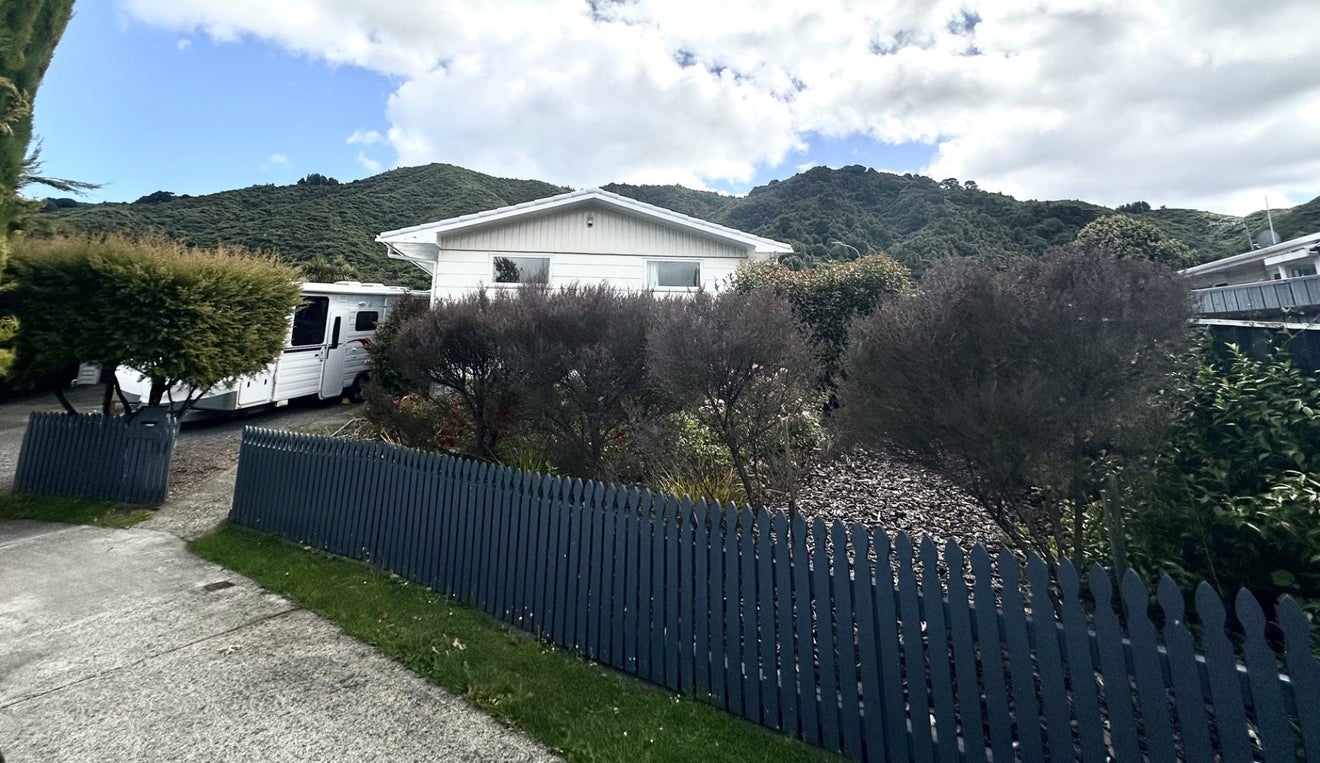 22 Denver Grove, Totara Park, Upper Hutt - Carousel 1