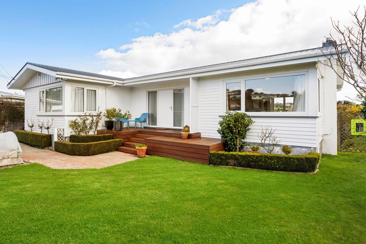 11 Diane Grove, Paparangi, Wellington - Carousel 1