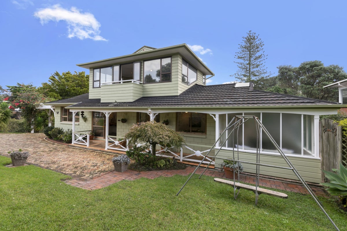 950 Beach Road, Torbay, Auckland - Carousel 1