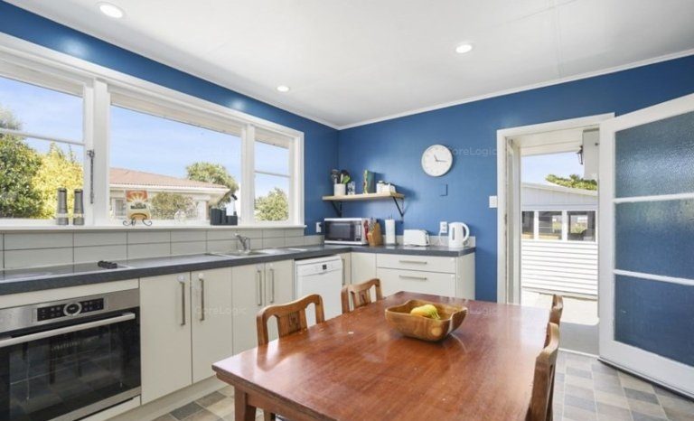 6 Tararua Terrace, Cloverlea, Palmerston North - Carousel 1