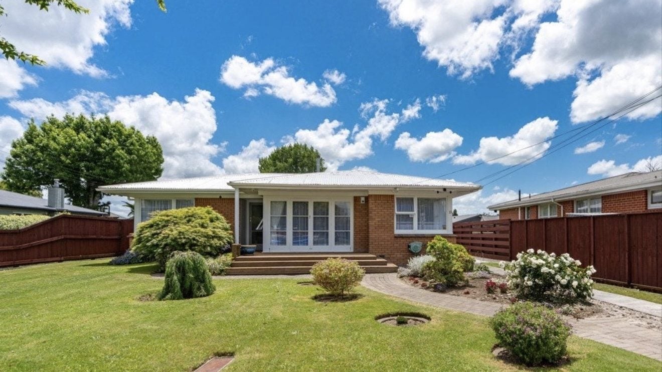 19 Laurence Street, Queenwood, Hamilton - Carousel 1