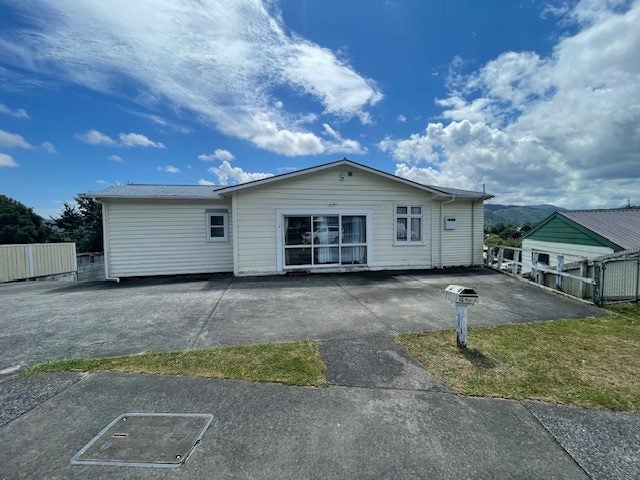 4 Oaklands Grove, Clouston Park, Upper Hutt - Carousel 1